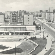 N�m. Gagarinovo s restaurac� Brno a funk�n� font�nou. Za pov�imnut� stoj� je�t� nexistuj�c� panelov� domy na ul. Borovsk�ho.